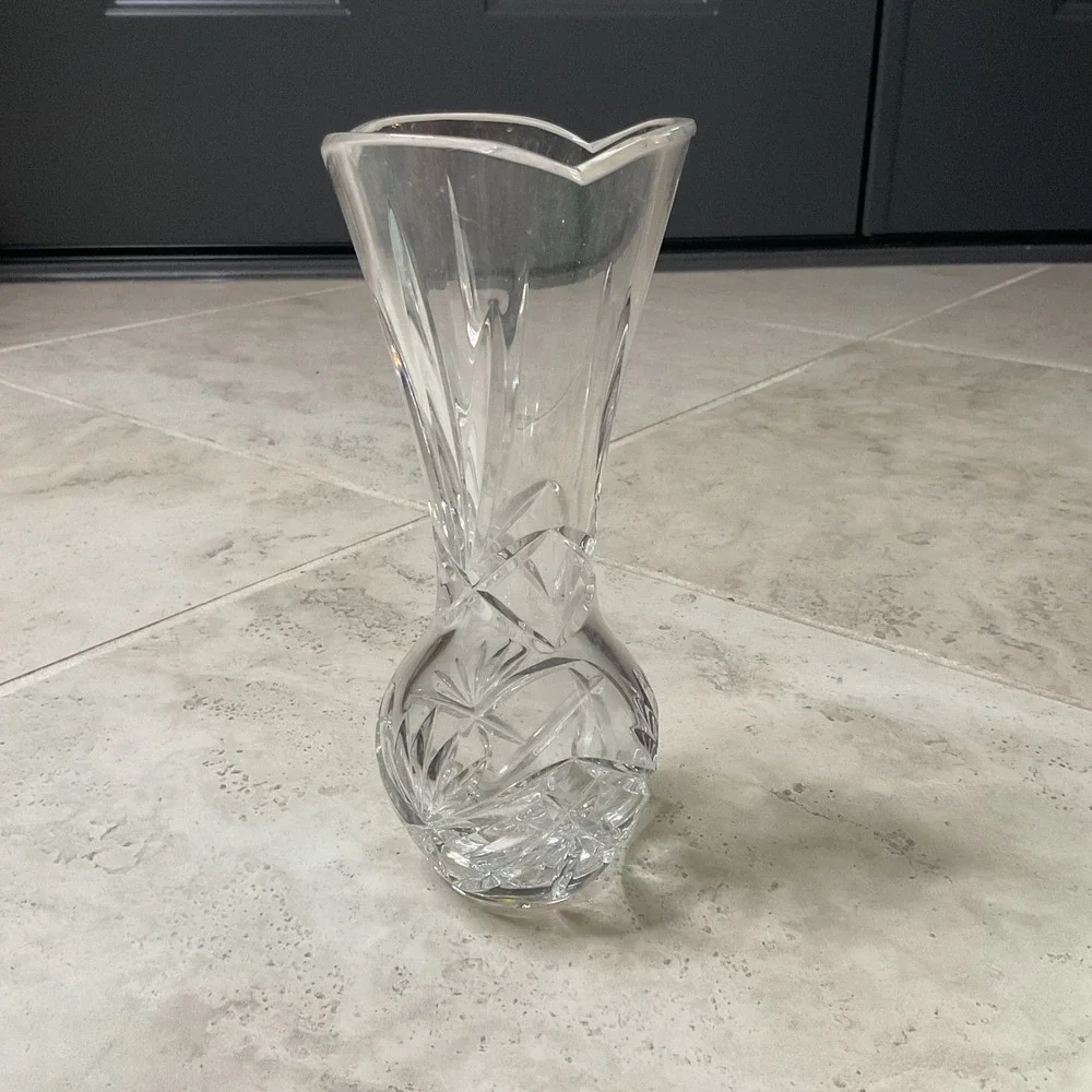 Vintage Clear Cut Crystal Bud Vase Starburst Diamond Pattern Scalloped Rim 8
